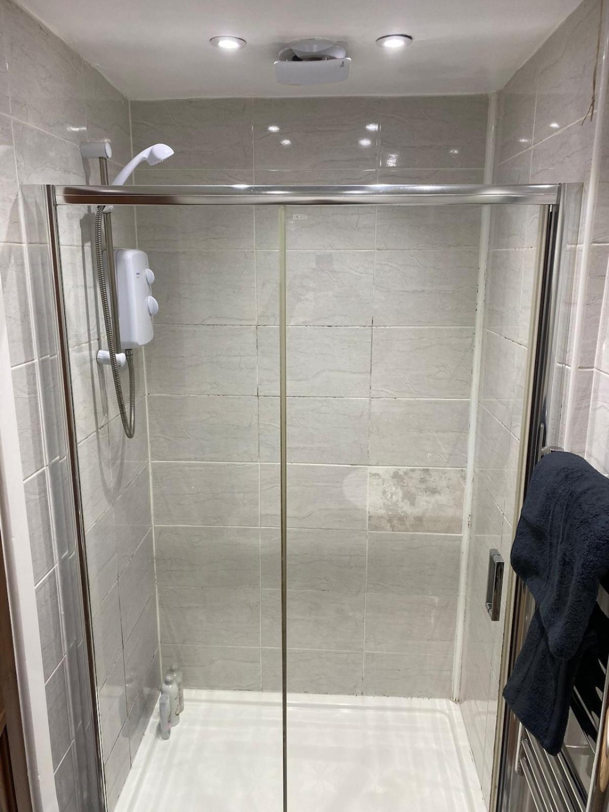 Luxury 1 Bedroom Apartment *